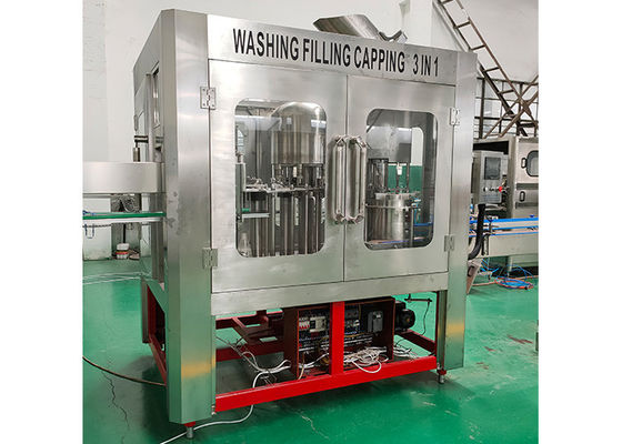 cadena de producción plástica de la máquina de rellenar del agua mineral de la botella del ANIMAL DOMÉSTICO automático lleno 2000-3000bph pequeña