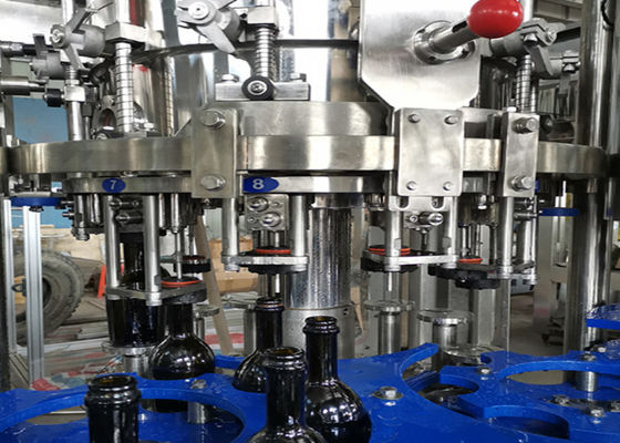 Botella de vidrio carbónica de la máquina de rellenar del refresco de la botella de cristal con el casquillo de corona